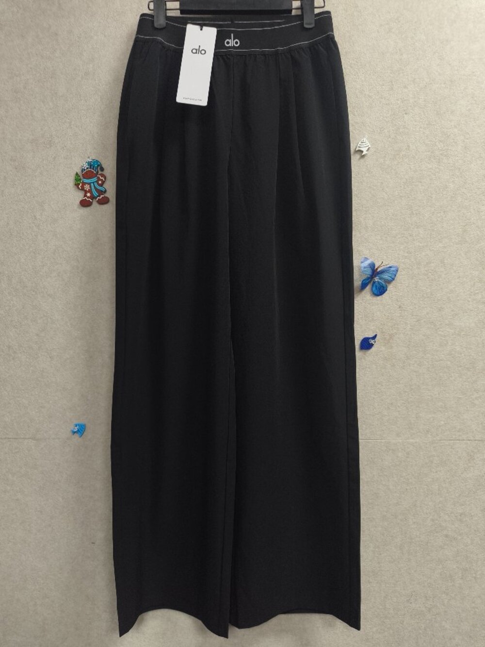Alo Yoga Black Suit Up TrouseršMinimal Everyday Essential Pants (Regular)š - Picture 2 of 8